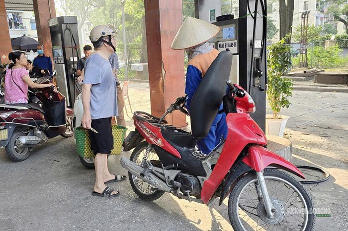 Hình ảnh người dân tại cây xăng trên phố Định Công, Hà Nội.