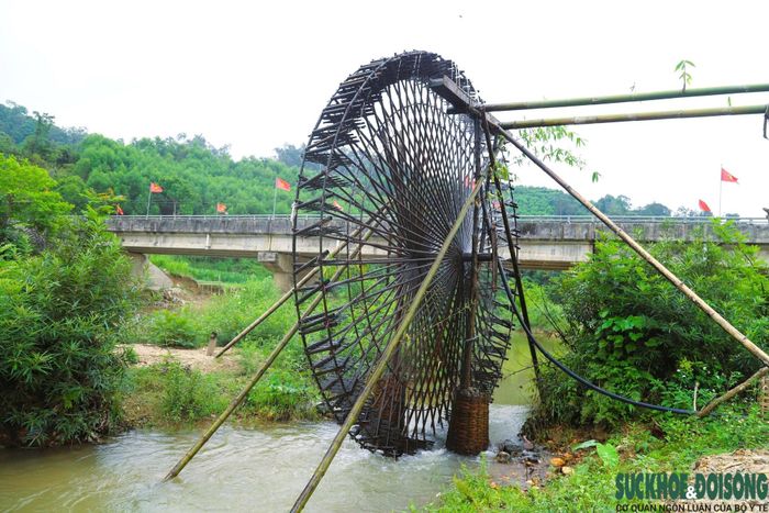 Hệ thống cánh quạt đón dòng chảy tự nhiên của suối, tạo lực giúp bánh xe nước vận hành liên tục mà không cần điện hay nhiên liệu.