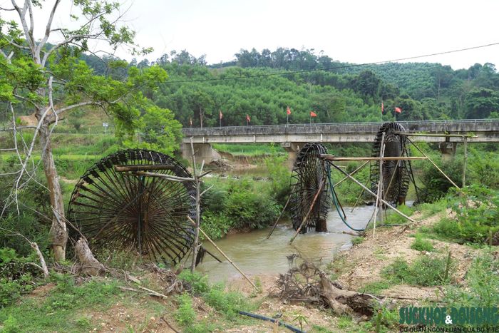 Những cọn nước khổng lồ ngày đêm quay đều, tạo nên khung cảnh đặc trưng của vùng cao miền Tây xứ Nghệ. Để hoàn thành một cọn nước, người dân phải mất từ 10 ngày đến nửa tháng với sự chung tay của anh em, họ hàng và bà con trong bản.