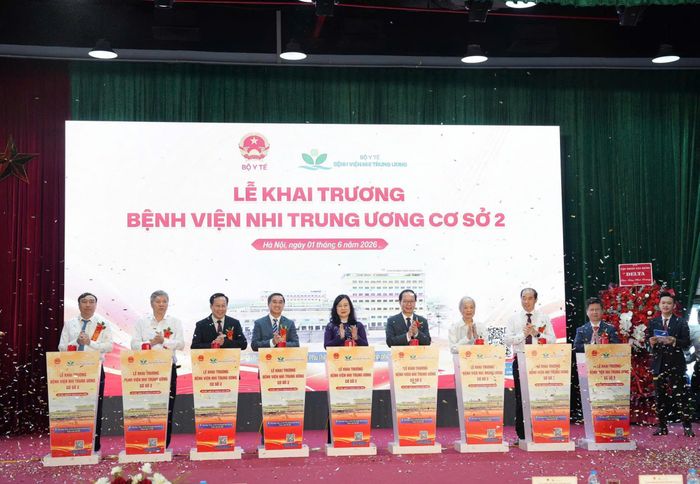 Bộ trưởng Đào Hồng Lan cùng các đại biểu thức hiện nghi lễ chính thức khai trương và đưa vào sử dụng Cơ sở 2 Bệnh viện Nhi Trung ương.
