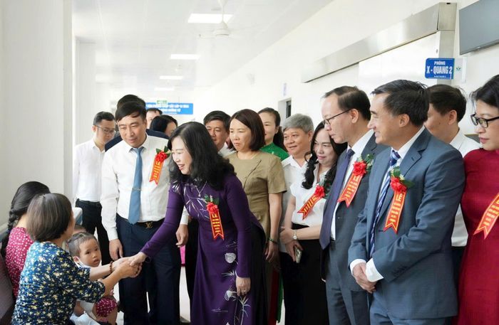 Trò chuyện với Bộ trưởng Đào Hồng Lan, nhiều bậc phụ huynh đã bày tỏ niềm vui mừng khi đưa con trẻ đến thăm khám trong cơ sở khang trang, thoáng mát, hiện đại... và từ nhân viên đón tiếp, hướng dẫn đều các y bác sĩ thăm khám đều nhiệt tình, cẩn thận.