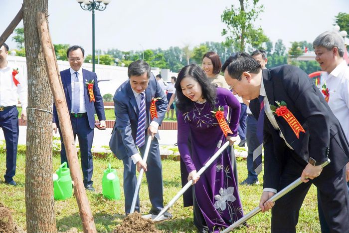 Bộ trưởng Đào Hồng Lan, các đồng chí Thứ trưởng Bộ Y tế và các đại biểu trồng cây trong khuôn viên Cơ sở 2.
