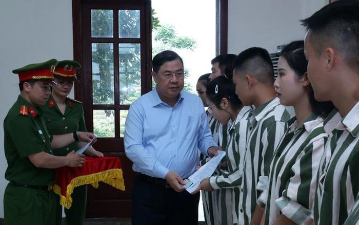 Phó Thủ tướng Thường trực Phạm Gia Túc trao quyết định đặc xá.