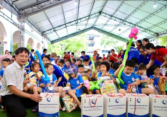Dịp này, Quỹ Bảo trợ trẻ em hỗ trợ tặng 1 điểm vui chơi ngoài trời cho trẻ em tại trung tâm (1 bộ cầu trượt, 1 bộ xích đu, 1 bộ bập bênh, 1 kệ đồ chơi và cột ném bóng rổ hình gấu…).