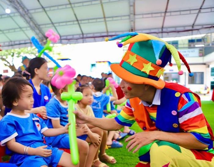 Các chú hề là nhân tố mang lại tiếng cười và sự phấn khích cho trẻ nhỏ tại chương trình. Nhận được món quà từ chú hề, các cháu vô cùng thích thú và hạnh phúc.