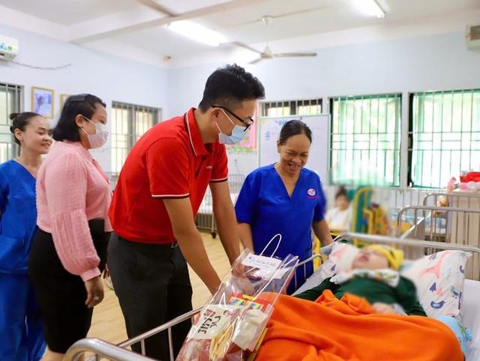 Các đơn vị trực tiếp đến từng giường bệnh trao quà cho các em đang được chăm sóc tại Trung tâm. Tại giường bệnh, đại diện các doanh nghiệp cho biết, sẽ nghiên cứu các chương trình định kỳ tham gia hoạt động thiện nguyện nhằm hỗ trợ, chăm sóc các cháu. 