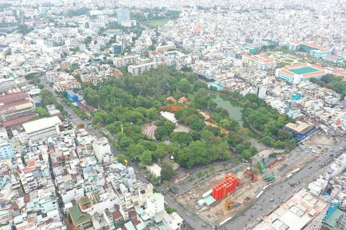 Công viên Văn hóa Lê Thị Riêng nằm trên địa bàn Quận 10 (cũ), được giới hạn bởi đường Cách Mạng Tháng Tám, Bắc Hải, Trường Sơn. Trước năm 1975, nơi đây là nghĩa trang Đô Thành.