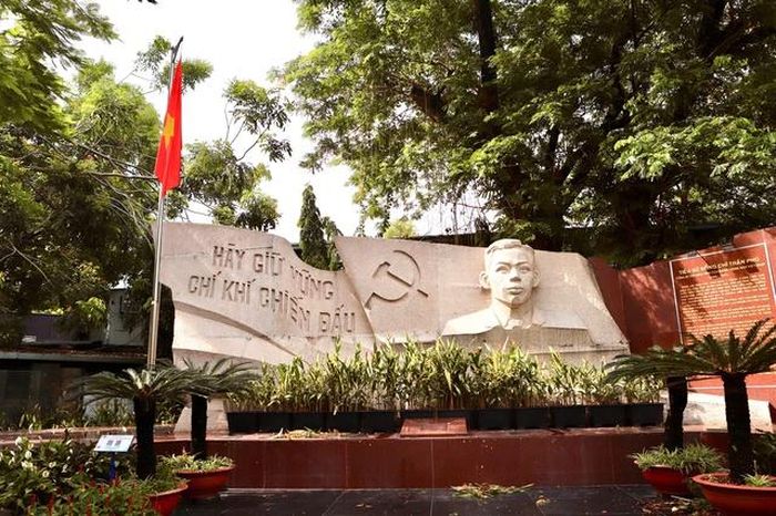 Năm 1999, cơ quan chức năng tìm thấy mộ phần của cố Tổng Bí thư Trần Phú ngay tại Công viên Văn hóa Lê Thị Riêng. Sau đó, Đảng và Nhà nước đã tiến hành xây dựng Bia tưởng niệm cố Tổng Bí thư Trần Phú gần nơi tìm thấy phần mộ của ông.