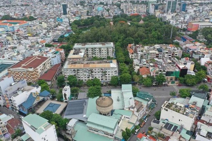 Một chi tiết đáng chú ý, tháp nước xuất hiện trong bức ảnh tư liệu năm 1968. Dựa vào dấu mốc này, các nhà nghiên cứu và người dân đã đưa ra nhiều giả thuyết nhằm xác định vị trí hố chôn tập thể trong khu vực công viên hiện nay. Tháp nước này vẫn còn tồn tại cho đến ngày nay, cách Công viên Lê Thị Riêng khoảng 350m.