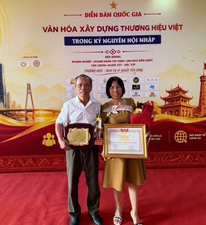 Ông Nguyễn Tiến Nam nhận chứng nhận "Gương người tốt, việc tốt trong công tác nhân đạo". Ảnh: Facebook Nguyễn Tiến Nam