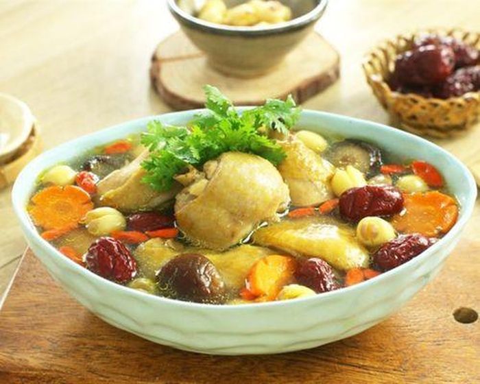 Canh gà hầm táo đỏ bổ khí huyết, giúp cơ thể phục hồi thể lực.