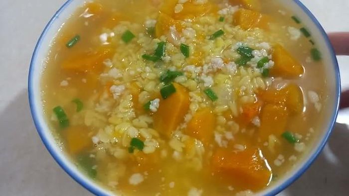 Canh bí đỏ đậu xanh hỗ trợ giảm mệt mỏi trong thời gian ôn thi kéo dài.