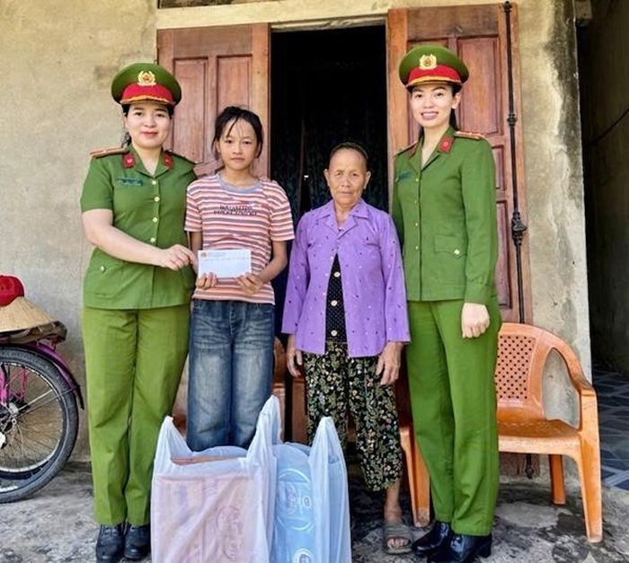 Công an xã Hoàn Lão, tỉnh Quảng Trị trao tiền hỗ trợ và tặng quà cho trẻ em có hoàn cảnh khó khăn được nhận đỡ đầu.