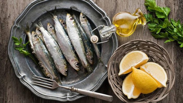 Cá béo chứa nhiều vitamin D giúp người bệnh cường giáp hấp thụ canxi từ thực phẩm.