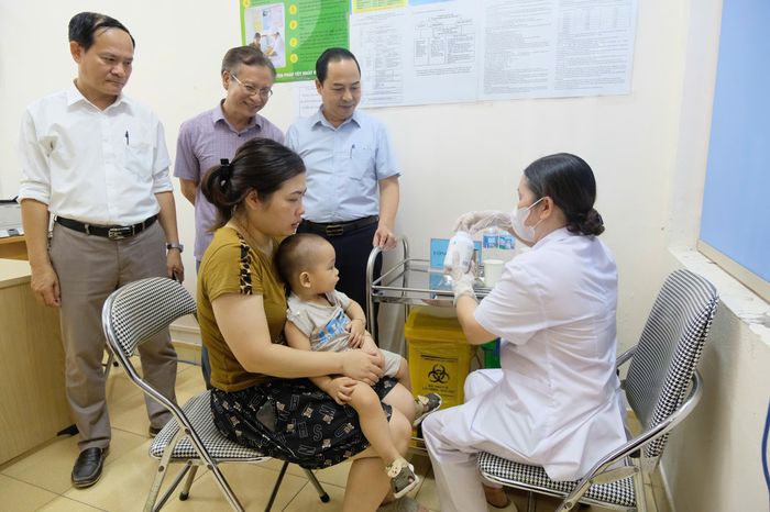 TS Nguyễn Hồng Trường giám sát chiến dịch bổ sung vitamin A đợt 1 tại Trạm Y tế phường Hồng Gai, tỉnh Quảng Ninh. Dự kiến 1290 trẻ trong độ tuổi từ 6 - dưới 36 tháng tuổi tại phường Hồng Gai sẽ được bổ sung vitamin A liều cao trong chiến dịch bổ sung đợt 1 năm nay. Theo kế hoạch trên toàn tỉnh Quảng Ninh được cấp 54.500 viên vitamin A 200.000 IU.