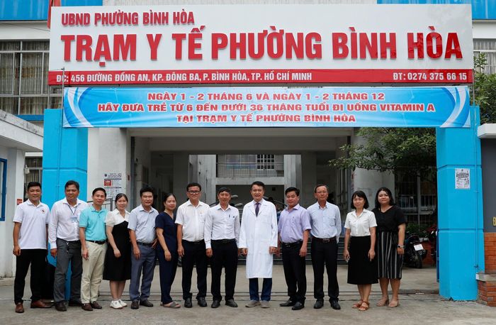 PGS.TS Trần Thanh Dương giám sát việc triển khai chiến dịch tại Trạm Y tế phường Bình Hòa.