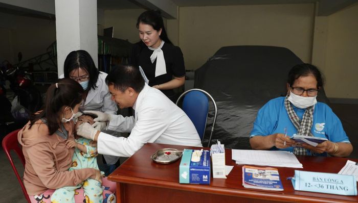 PGS.TS Trần Thanh Dương cho trẻ uống vitamin A.