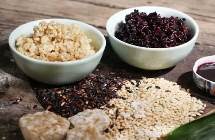 Theo dân gian thì nên ăn rượu nếp vào ngày Tết Đoan Ngọ. Ảnh minh họa: TPO.