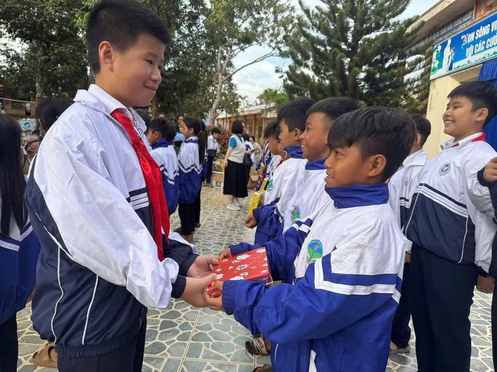  Cậu bạn 2K13 để dành tiền học bổng để trao tặng quà và học bổng cho bạn bè. 