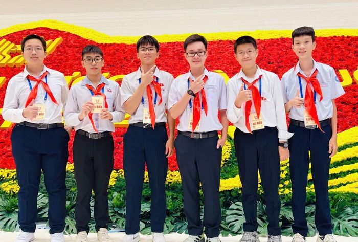  Hoàng Nam (thứ 2 bên phải) cùng các Đại biểu trẻ tiêu biểu. 