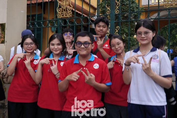 Đội hình Tiếp sức mùa thi tại điểm thi trường THPT Trưng Vương.