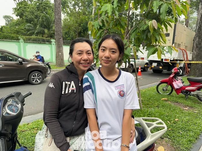 Bảo Như được mẹ động viên sau kỳ thi. Ảnh: Văn Thuận.