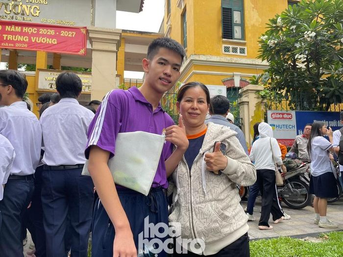 Nụ cười tự tin của Gia Hòa và mẹ sau khi hoàn thành môn Toán. Ảnh: Cẩm Nhung.
