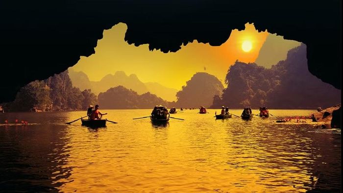 Khung cảnh ở Tràng An (Ninh Bình) thường được ví như bức tranh hoàn mỹ của thiên nhiên. Ảnh: TPO.