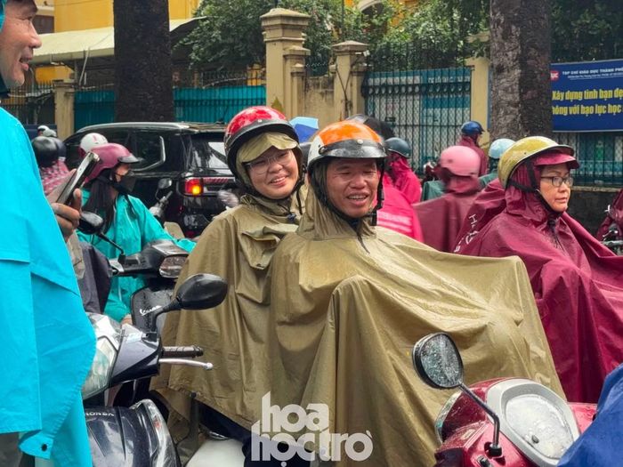 Những nụ cười nhẹ nhõm của thí sinh cùng ánh mắt mong chờ của phụ huynh sau cơn mưa chiều đã tạo nên những khoảnh khắc đáng nhớ.