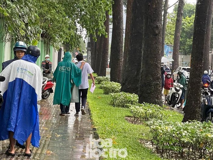 Phụ huynh động viên các sĩ tử sau bài thi môn chuyên. Ảnh: Cẩm Nhung.
