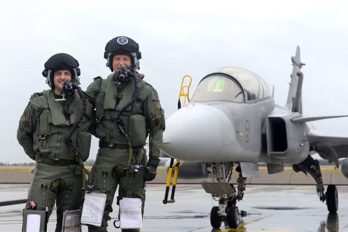 Phiên bản Gripen E có chiều dài 15,2 m, sải cánh 8,6 m, trọng lượng cất cánh tối đa 16,5 tấn, đạt vận tốc tối đa 2.400 km/h và bán kính chiến đấu 1.500 km.