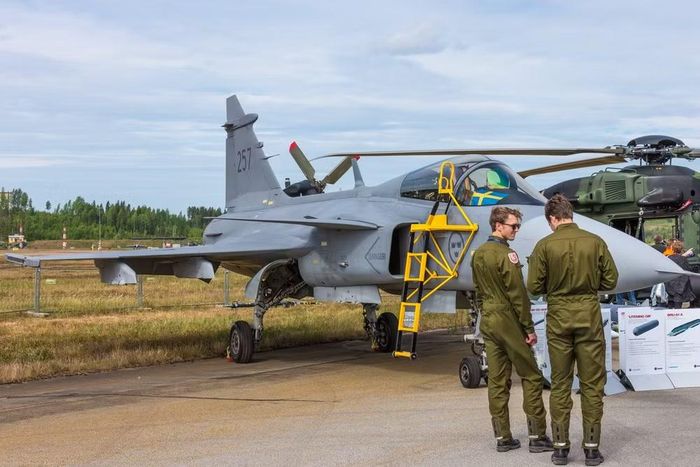 Giới chuyên gia nhận định rằng Gripen đặc biệt phù hợp với chiến lược phòng thủ linh hoạt của Ukraine, nhờ khả năng tích hợp hệ thống dữ liệu liên kết và chia sẻ thông tin chiến trường theo thời gian thực.