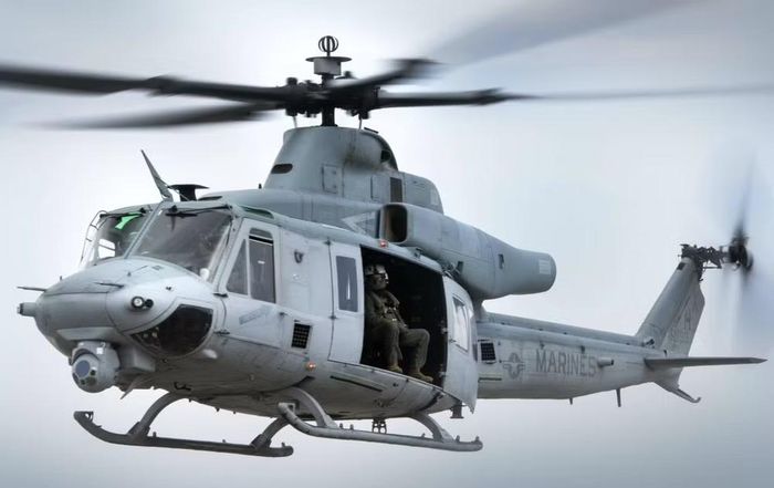 Trong quá trình đột kích, trực thăng đa nhiệm UH-1Y Venom đảm nhiệm vai trò yểm trợ trên không và giám sát khu vực mục tiêu. Trực thăng này có thể mang súng máy, rocket và tên lửa không đối đất, đồng thời cung cấp hình ảnh trinh sát trực tiếp cho chỉ huy chiến dịch.