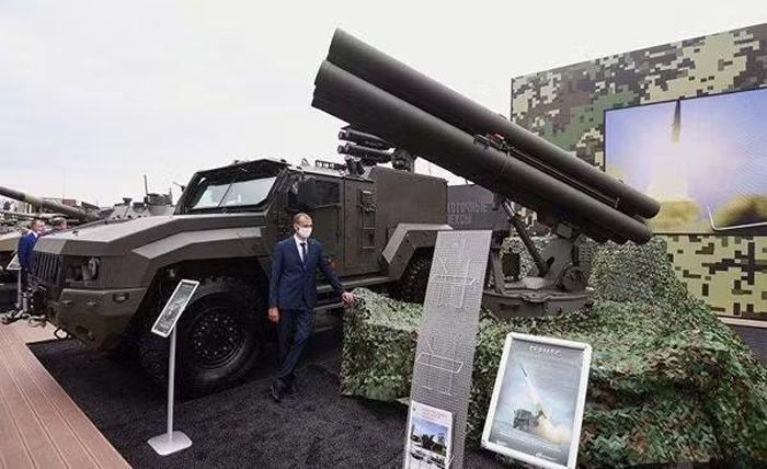 Về cấu hình, Hermes trông tương tự một tổ hợp pháo phản lực phóng loạt (MLRS) với 6 ống dẫn hướng cho tên lửa hai tầng có đường kính 130/207 mm, với tầm bắn lên đến 100 km và đầu đạn nặng 28 kg.