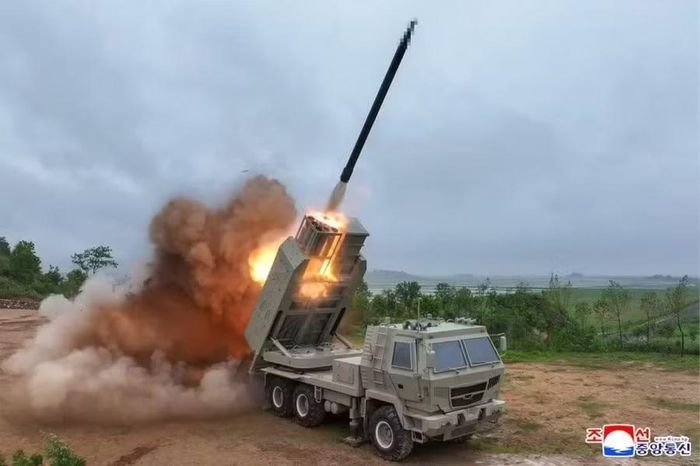 Tổ hợp đầu tiên có tên mã "Juche-HIMARS", thực chất là bản sao từ HIMARS (Hệ thống pháo phản lực cơ động cao do tập đoàn quốc phòng Lockheed Martin của Mỹ phát triển), được thiết kế để sử dụng cả tên lửa dẫn đường cỡ 240 mm và tên lửa đạn đạo Hwasong-11Ra - một biến thể của loại KN-23 mà Nga đã sử dụng.