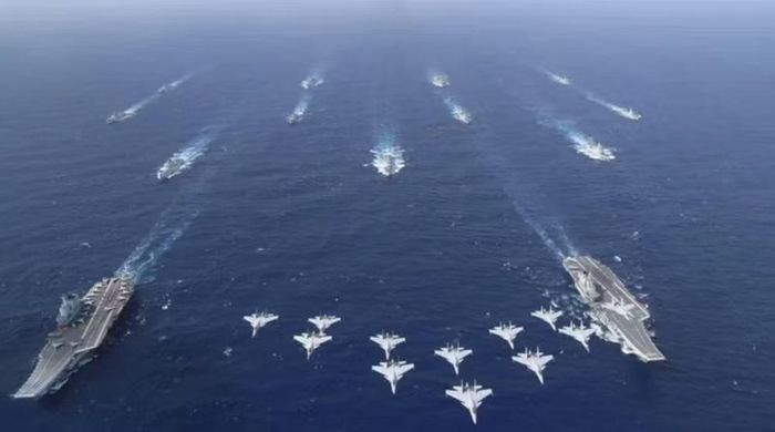 Trên tàu, lực lượng không quân hạm chủ yếu là máy bay tiêm kích hạm J-15, loại máy bay chiến đấu đa năng có khả năng tác chiến trên không và tấn công mục tiêu mặt biển.