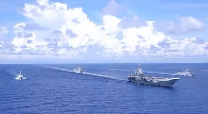 Ngoài ra, tàu còn mang theo trực thăng cảnh báo sớm, trực thăng chống ngầm và trực thăng tìm kiếm cứu nạn, tạo thành một hệ thống tác chiến hoàn chỉnh.