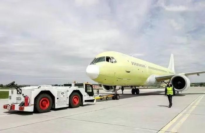 Nhà máy hàng không Irkutsk đã hoàn thành việc lắp ráp chiếc MS-21-310 đầu tiên, và máy bay được đưa đến bộ phận thử nghiệm bay, nơi nó sẽ trải qua tất cả các bài kiểm tra trên mặt đất và trên không cần thiết.
