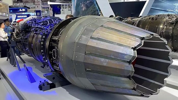Su-57 được thiết kế với khả năng tàng hình, siêu cơ động và tích hợp hệ thống điện tử hàng không hiện đại, cho phép tác chiến trong môi trường bị gây nhiễu mạnh.
