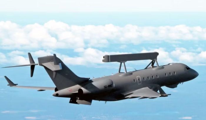 Radar này có khả năng phát hiện mục tiêu trên không ở cự ly 550 km khi bay ở độ cao hành trình, đồng thời theo dõi mục tiêu trên biển và mặt đất trong cùng một nhiệm vụ.