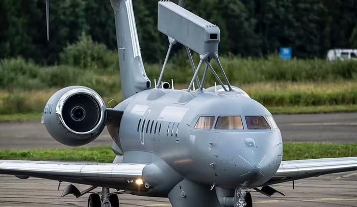 Trong nhiều thập kỷ, Ottawa dựa nhiều vào hệ thống phòng thủ chung với Mỹ để giám sát không phận Bắc Mỹ, đặc biệt thông qua cơ chế NORAD.