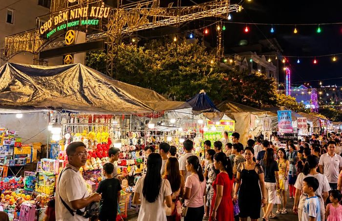 Du khách tại phố đêm bến Ninh Kiều. Ảnh: Đăng Huy