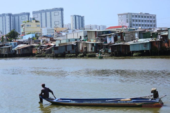 Di dời khỏi những căn nhà ven kênh vốn gắn bó nhiều năm, nhiều hộ dân đã và đang chuyển đến nơi ở mới khang trang hơn, với kỳ vọng ổn định cuộc sống lâu dài và cải thiện điều kiện sinh hoạt so với trước đây.