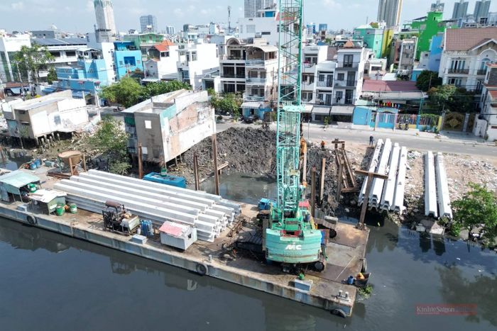 Các đơn vị thi công đang huy động nhân lực, máy móc, khẩn trương triển khai đồng loạt nhiều hạng mục trên toàn tuyến.