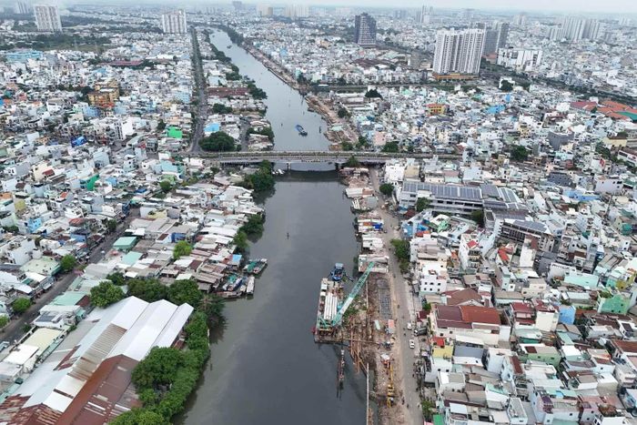 Mặt bằng trên phần lớn chiều dài tuyến hiện đã được bàn giao, tạo điều kiện để các đơn vị thi công đồng loạt triển khai nhiều hạng mục quan trọng.