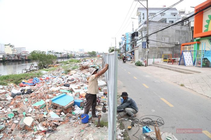 Đơn vị thi công lắp đặt hàng rào tôn dọc tuyến đường. Ảnh được chụp trên đường Nguyễn Duy.