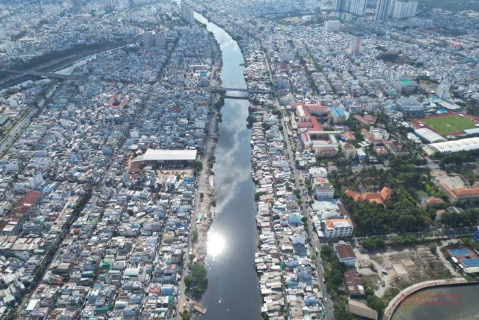 Từ trên cao nhìn xuống, nhiều khoảng không gian mới đã mở ra dọc tuyến kênh, nơi từng là những khu dân cư đông đúc, nhà cửa chen chúc sát mép nước nay dần hình thành diện mạo của một tuyến đô thị ven kênh hiện đại.