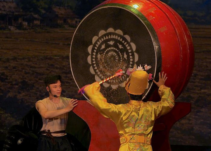 Mùa xuân năm Thiên Phúc thứ 7 thời vua Lê Đại Hành (tức năm 987), Ngài đã xuống ruộng hành lễ tịch điền ở Đọi Sơn trong tiếng trống của anh em Năng, Bản. Cũng chính bởi tiếng trống vang như sấm mà sau này hai ông được tôn làm Trạng Sấm và Đọi Sơn là làng nghề hiếm hoi trong cả nước biết rõ được năm sinh, năm mất của cụ tổ nghề Nguyễn Đức Năng (925-990).