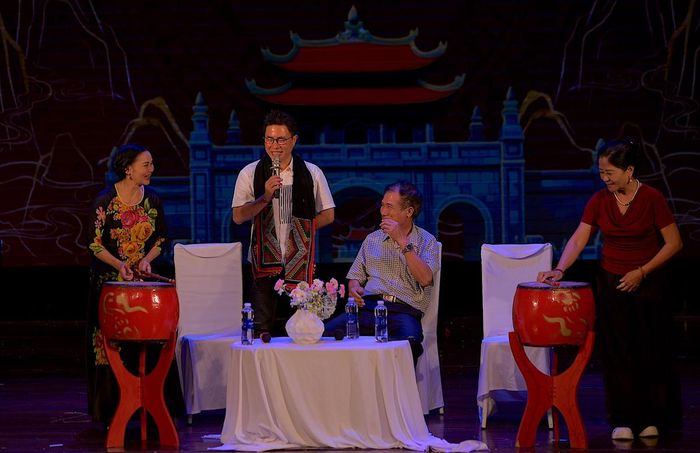 Màn thị phạm trống trên sân khấu của NNND Nguyễn Thị Minh Tám (trái) cùng học trò (phải), đã đem đến những giây phút đặc biệt cho khán giả và những người làm chương trình. Bởi đến nay NNND Nguyễn Thị Minh Tám đã ngoài 80 tuổi.
