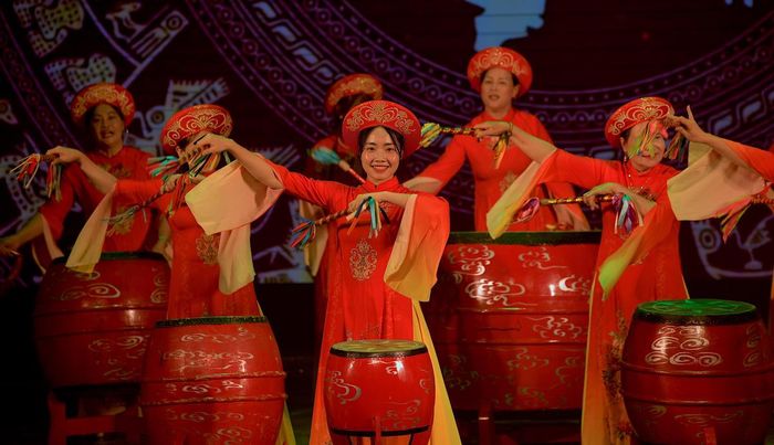 Các tiết mục nghệ thuật được dàn dựng công phu, kết hợp giữa âm nhạc, sân khấu và trình diễn trống, mang đến những góc nhìn mới mẻ về di sản truyền thống.